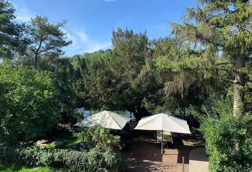 Отель L Auberge Du Port Des Roches