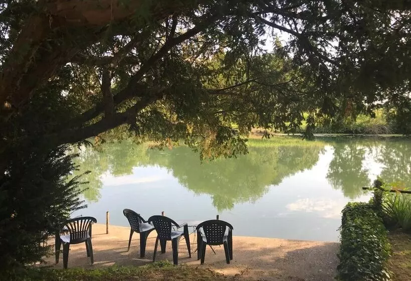 Отель L Auberge Du Port Des Roches