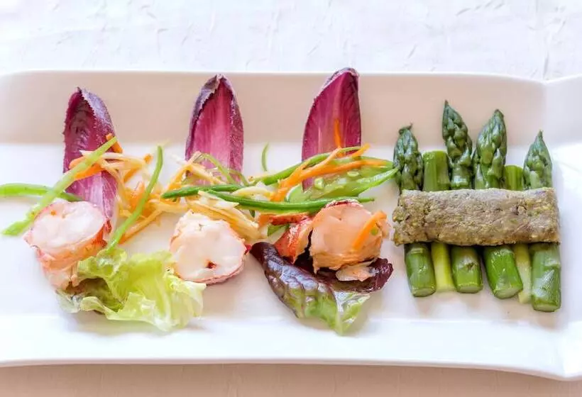 Отель L Auberge Du Port Des Roches