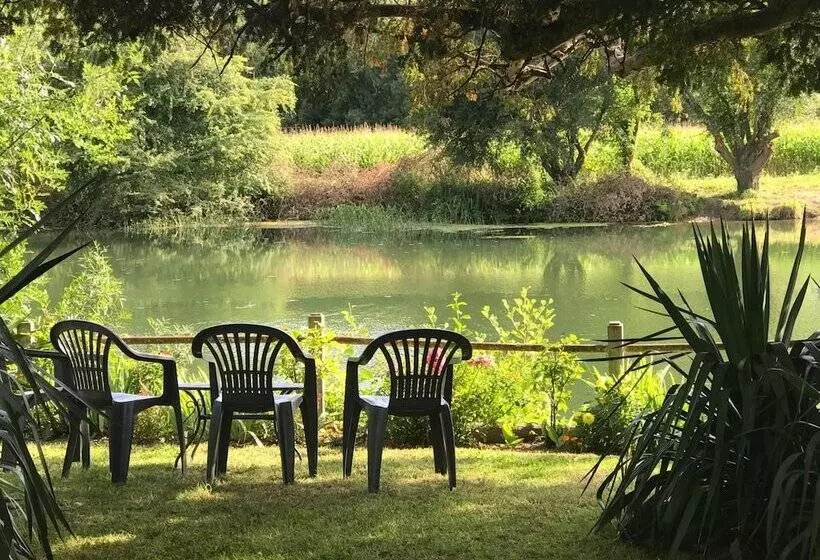 Отель L Auberge Du Port Des Roches