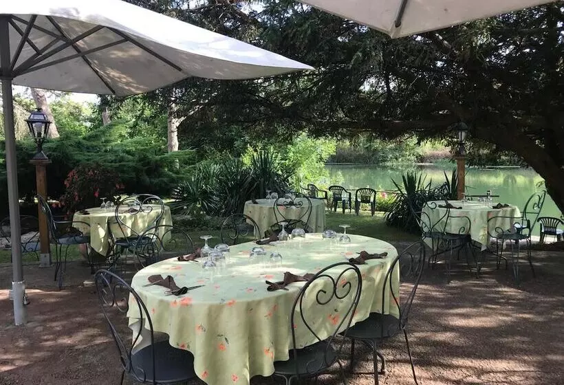 Отель L Auberge Du Port Des Roches