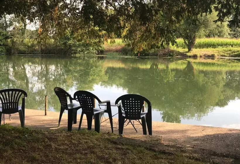 Отель L Auberge Du Port Des Roches