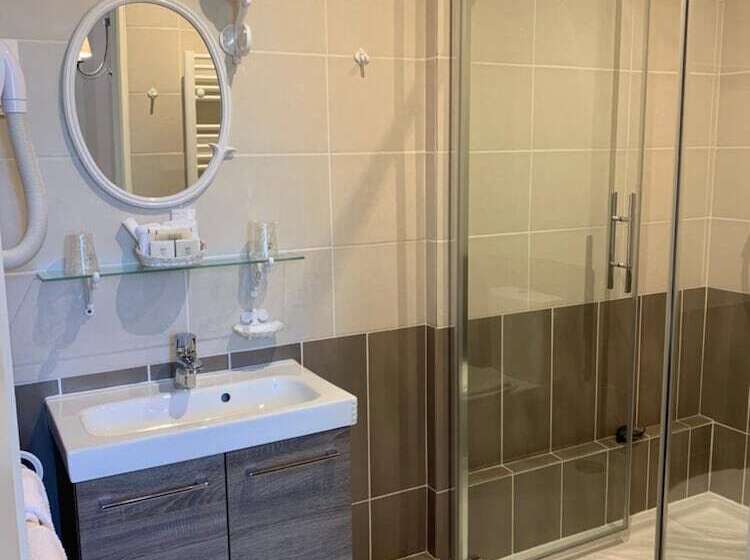 Hotel L Auberge Du Port Des Roches