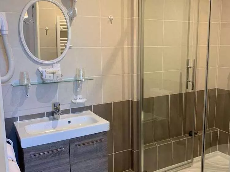 Отель L Auberge Du Port Des Roches