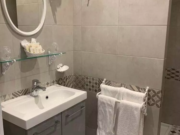 Отель L Auberge Du Port Des Roches