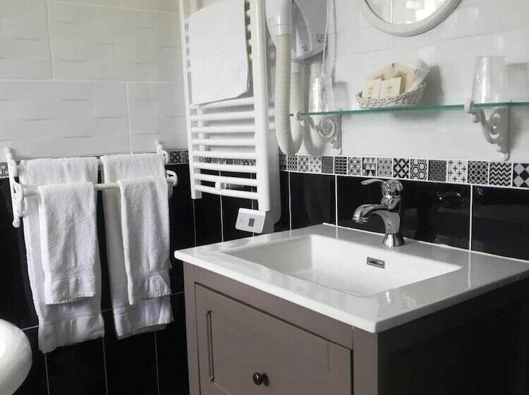 Hotel L Auberge Du Port Des Roches