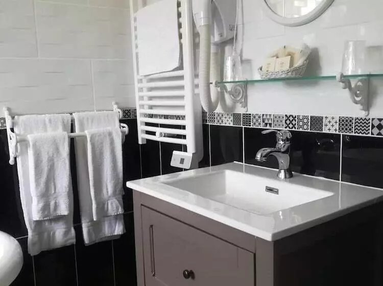 Отель L Auberge Du Port Des Roches