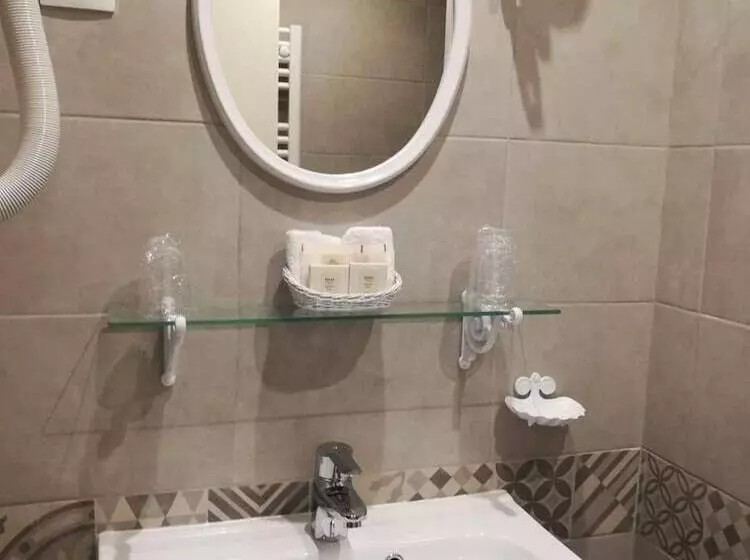 Отель L Auberge Du Port Des Roches