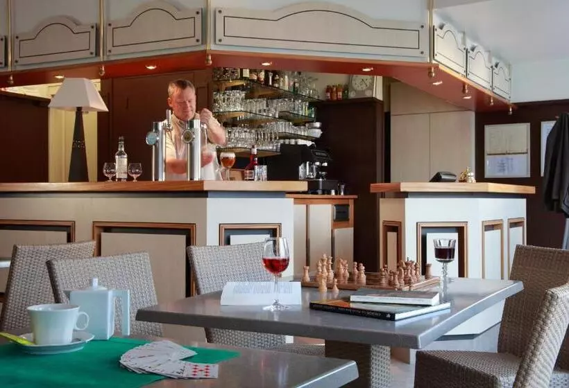 Отель Logis   Hôtel & Restaurant Les Trois Fontaines