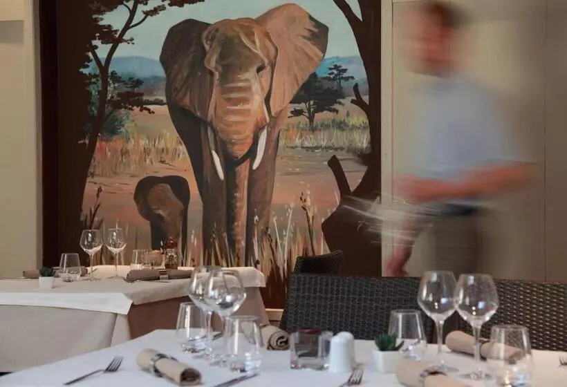 Отель Logis   Hôtel & Restaurant Les Trois Fontaines