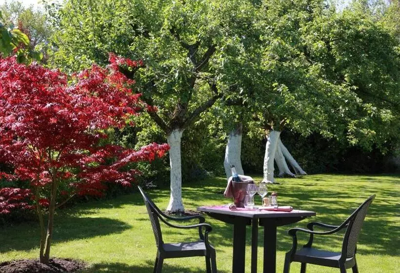 Отель Logis   Hôtel & Restaurant Les Trois Fontaines