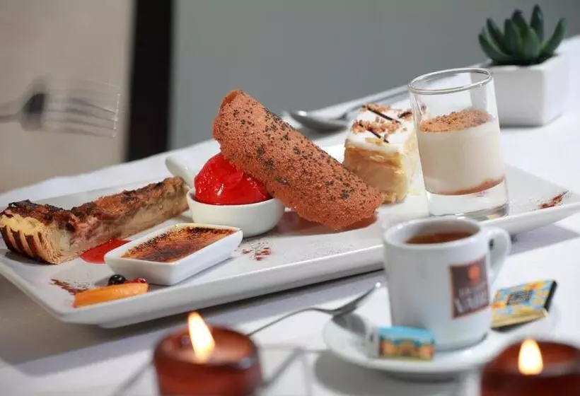 Отель Logis   Hôtel & Restaurant Les Trois Fontaines