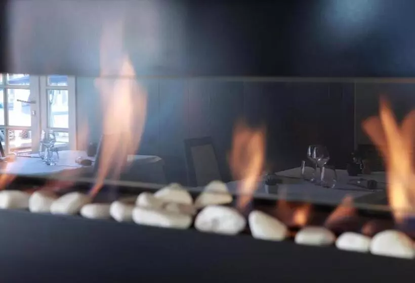 Отель Logis   Hôtel & Restaurant Les Trois Fontaines