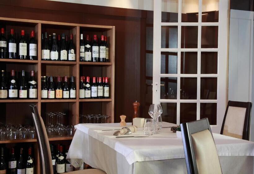 Hotel Logis   Hôtel & Restaurant Les Trois Fontaines