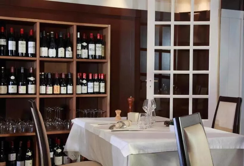 Отель Logis   Hôtel & Restaurant Les Trois Fontaines