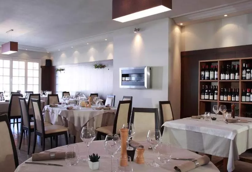 Отель Logis   Hôtel & Restaurant Les Trois Fontaines