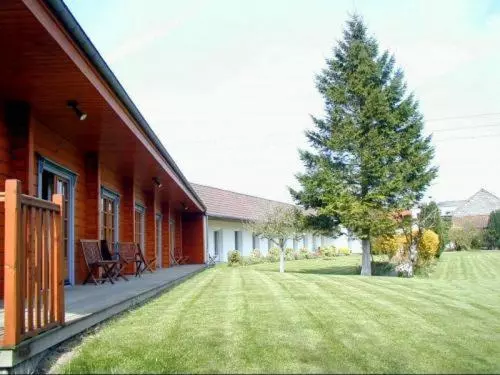 Отель Logis   Hôtel & Restaurant Les Trois Fontaines