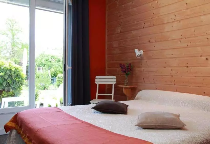 Отель Logis   Hôtel & Restaurant Les Trois Fontaines