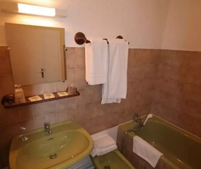 호텔 Logis Hôtel Relais Paris Bale Restaurant La Mangeoire