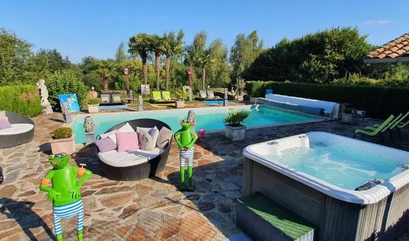 ホテル Logis Hôtel Hostellerie Saint Jacques