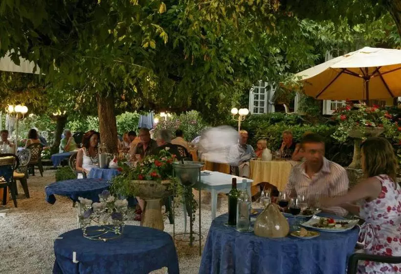 ホテル Logis Hôtel Hostellerie Saint Jacques