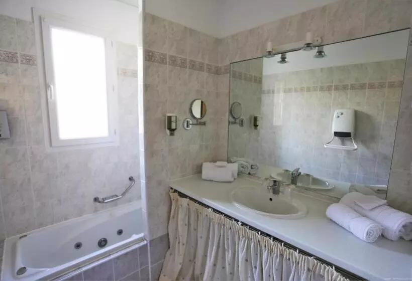 Отель Logis Hôtel Restaurant La Mère Biquette