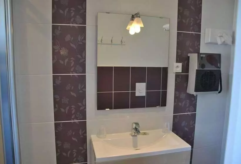 هتل Logis Hermitage