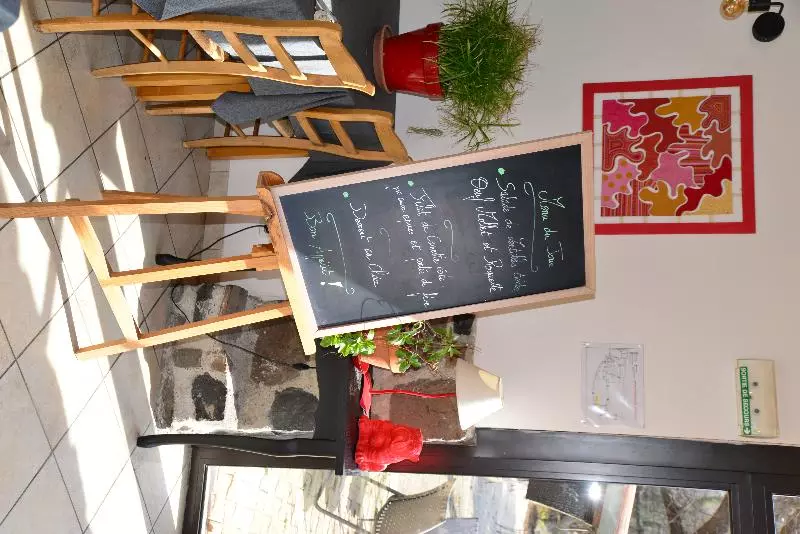 Отель Logis Hôtel Restaurant La Mère Biquette