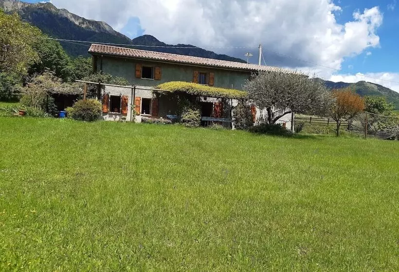 Cozy Detached House, Wide Garden, Wifi