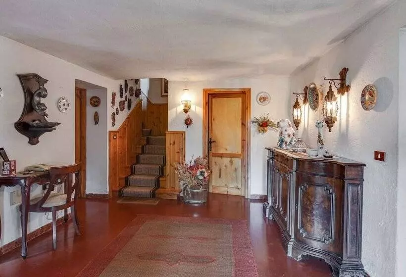 Cozy Detached House, Wide Garden, Wifi