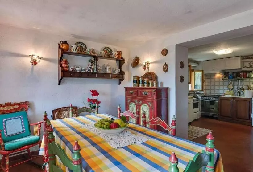 Cozy Detached House, Wide Garden, Wifi