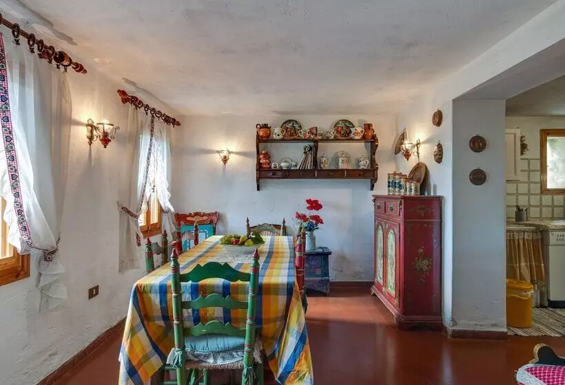 Cozy Detached House, Wide Garden, Wifi