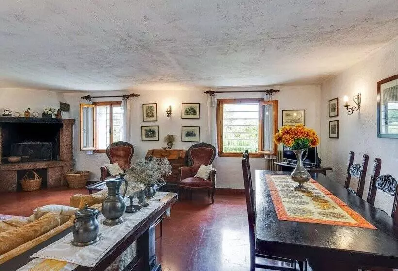 Cozy Detached House, Wide Garden, Wifi