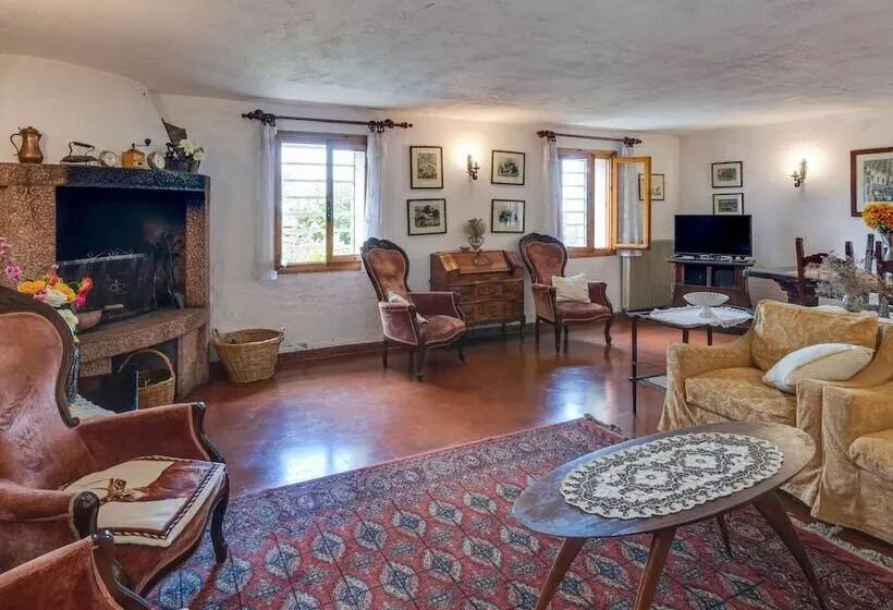 Cozy Detached House, Wide Garden, Wifi