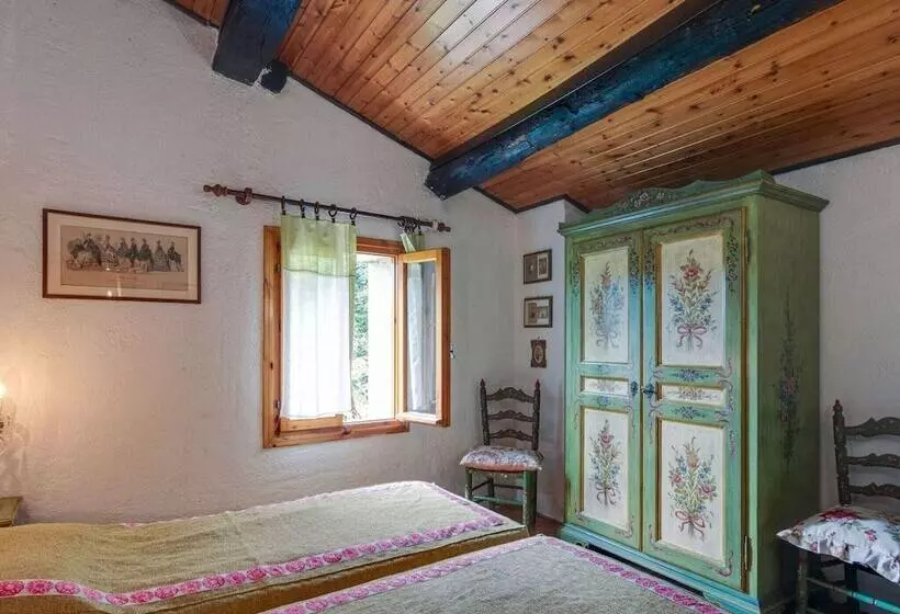 Cozy Detached House, Wide Garden, Wifi