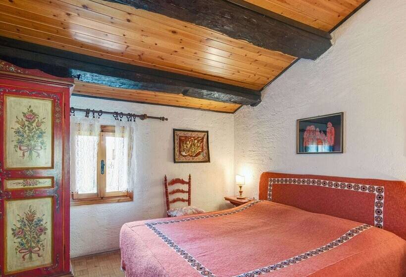 Cozy Detached House, Wide Garden, Wifi