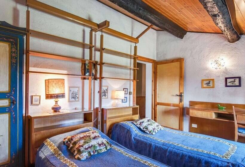 Cozy Detached House, Wide Garden, Wifi