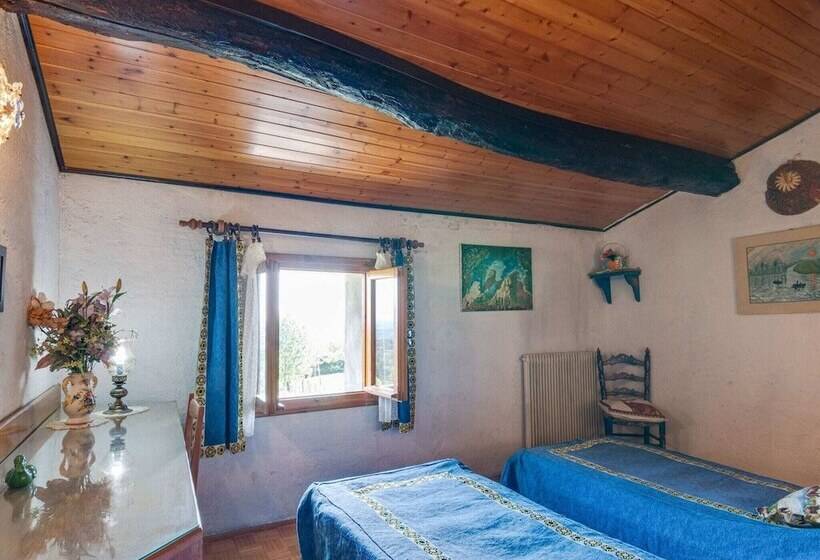 Cozy Detached House, Wide Garden, Wifi