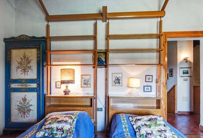 Cozy Detached House, Wide Garden, Wifi