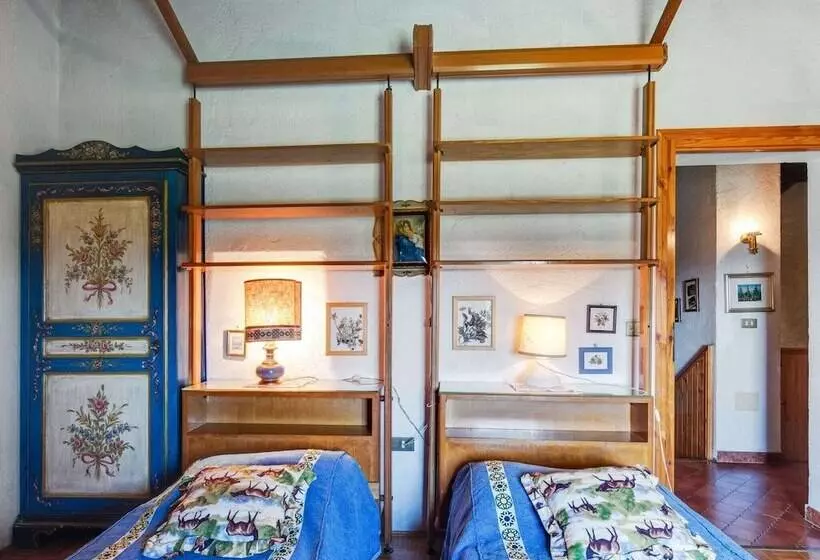 Cozy Detached House, Wide Garden, Wifi