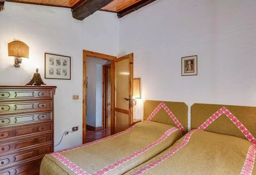 Cozy Detached House, Wide Garden, Wifi