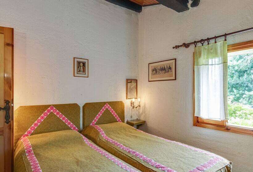 Cozy Detached House, Wide Garden, Wifi