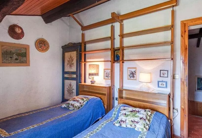 Cozy Detached House, Wide Garden, Wifi