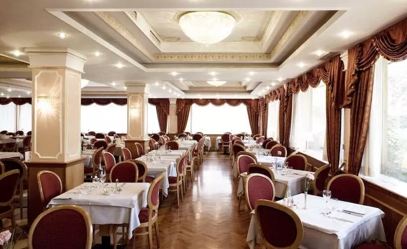 Hotelli Comano Cattoni Holiday