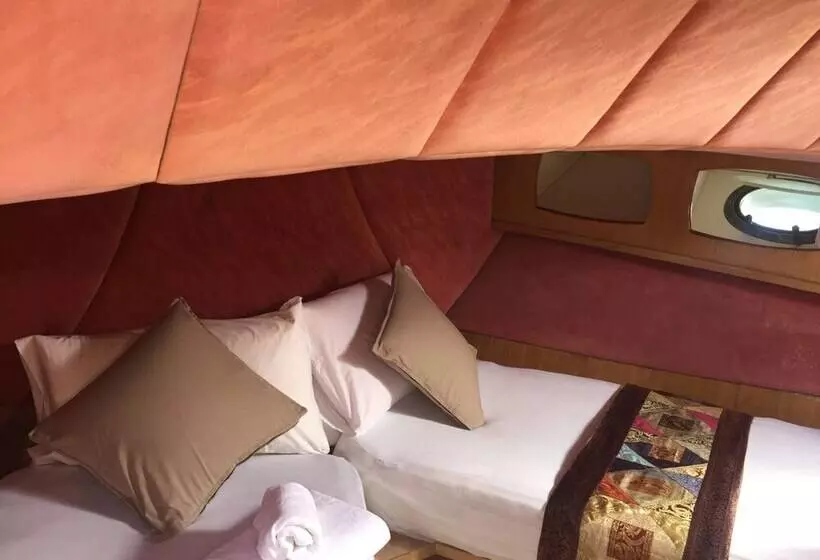 Aamiaismajoitus (B&B) Dream House Boat