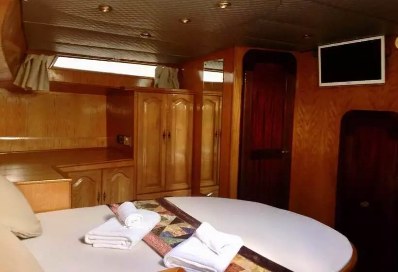 Aamiaismajoitus (B&B) Dream House Boat