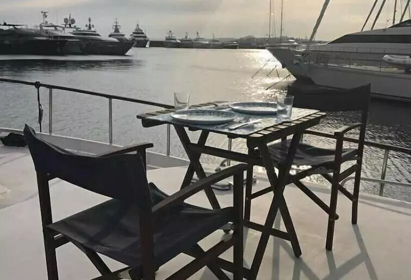 Aamiaismajoitus (B&B) Dream House Boat