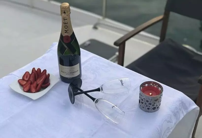 Aamiaismajoitus (B&B) Dream House Boat