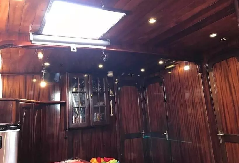 Aamiaismajoitus (B&B) Dream House Boat