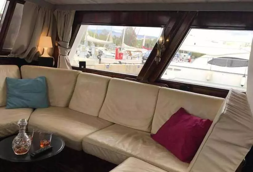 Aamiaismajoitus (B&B) Dream House Boat